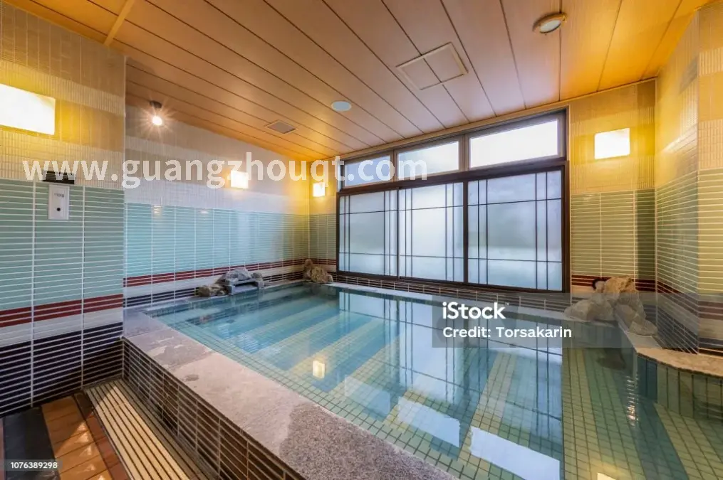 按摩师手法娴熟,为顾客缓解身体压力