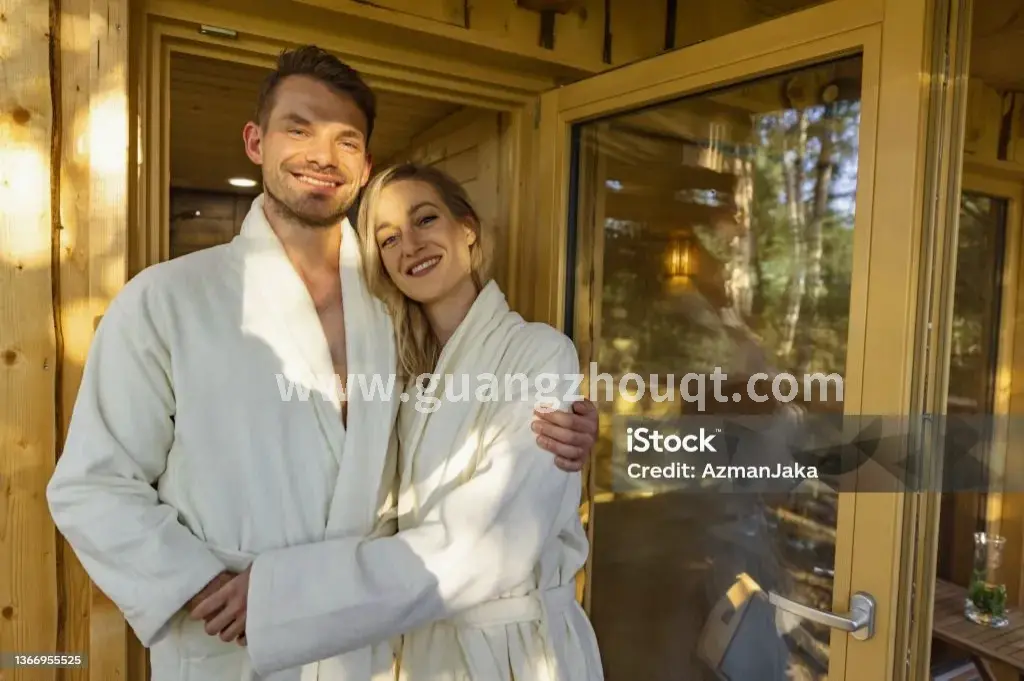 现代简约风格的按摩包间,光线柔和,氛围宁静