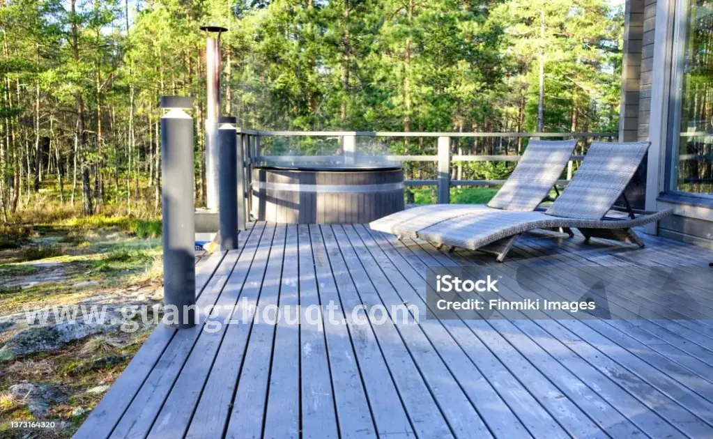 双手环抱揉捏小腿