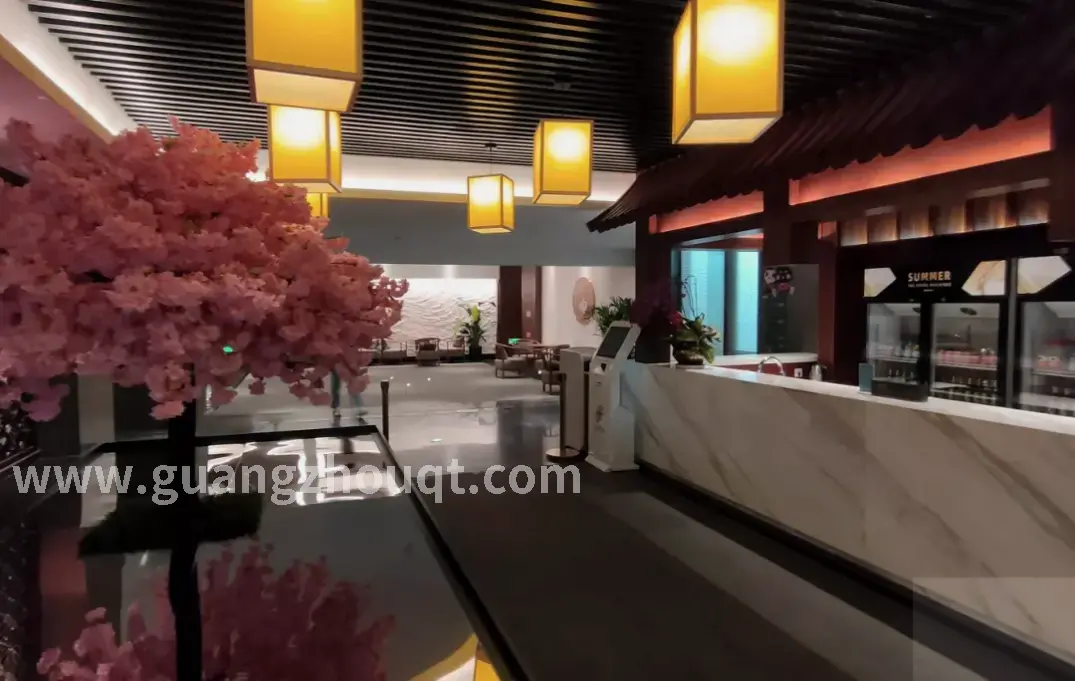 按摩技师正在为顾客进行专业的推拿