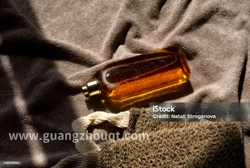 正在按摩的女性