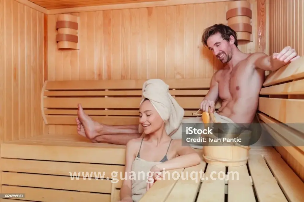 按摩师正在为顾客进行肩颈按摩